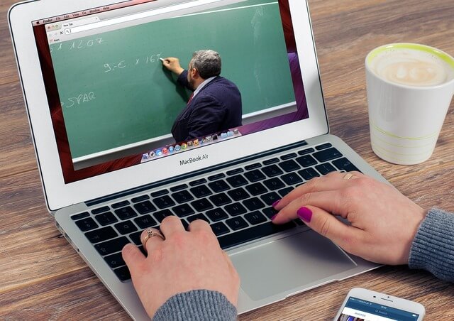A educação on-line é mais eficaz do que a aprendizagem tradicional?